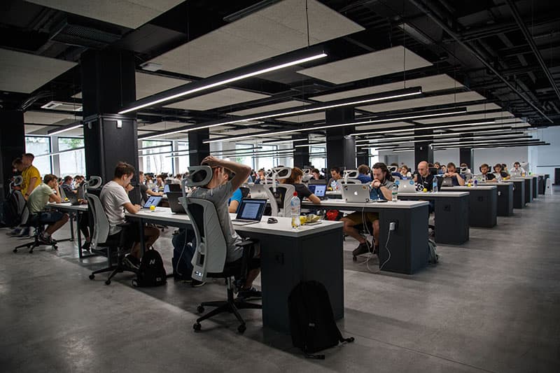 Equipo trabajando en una oficina